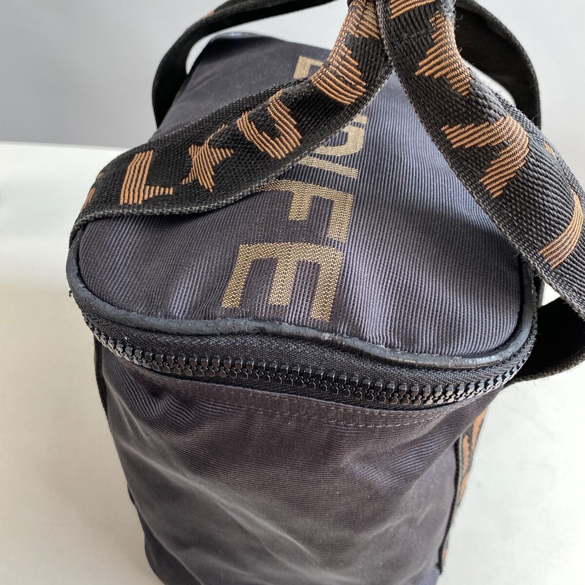 【FENDI】1925 ITALY ROMA ロゴ ショルダーストラップ 収納袋 FENDI】1925 ITALY ROMA ロゴ ショルダーストラップ 収納袋