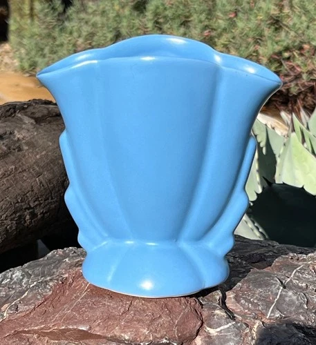 BAUER CAL ART SATIN BLUE CALIFORNIA POTTERY FAN PILLOW VASE LOS ANGELES 5 1/4"