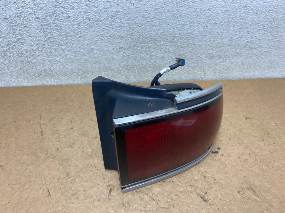 Оригинальный правосторонний задний фонарь для Buick Lesabre 1992-1996 годов выпуска S7615 DW - Изображение 3 из 4