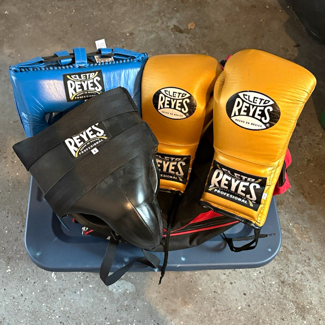 Reyes Boxing Set - gold 12oz gloves, size s groin protector, M headgear