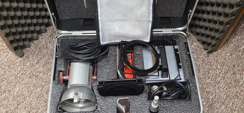 Mole-Richardson 200 W Digimole PAR 5600K HMI Lighting Kit in Hard Case