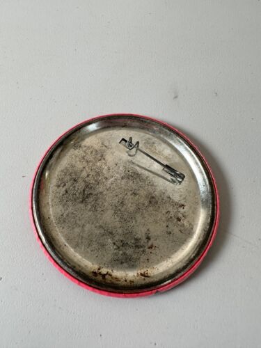 Spilla bottone vintage sono aperto alle offerte rosa mod MCM retrò - Foto 6 di 6