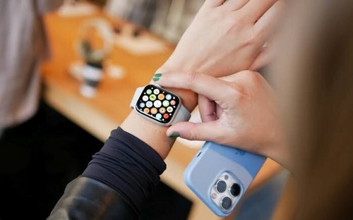 Apple Watch Series 8 GPS - 41mm Starlight Aluminium Case + Starlight Sport Band - Picture 2 of 6