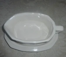 Vintage pfaltzgraff white Heritage  gravy boat with under plate, Castle logo