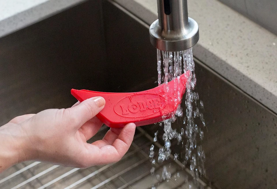 Soporte de mango de silicona Lodge - Resistente al calor, apto para lavavajillas, rojo Foto 4 de 4