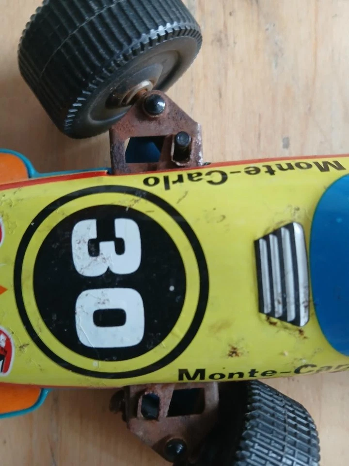 MACCHINA FORMULA 1 IN LATTA E PLASTICA 27 CM VINTAGE PROBABILE PER PISTA AUTOPIS - Immagine 2 di 3