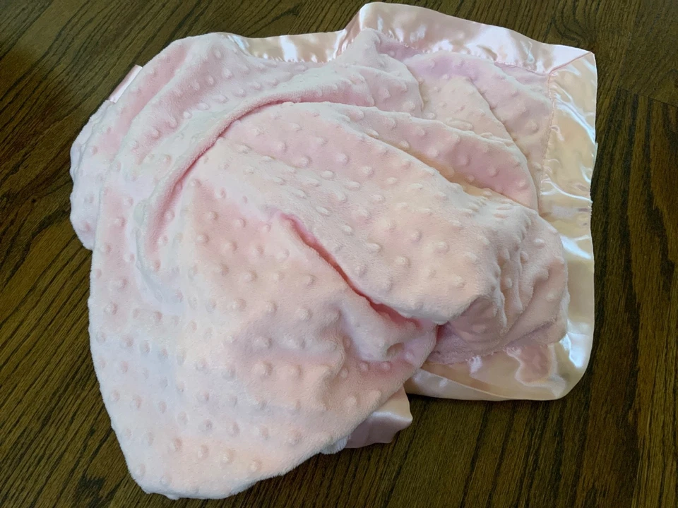 Manta de cuna rosa suave adorable Katie Little Kidsline satinado ribete golpes terciopelo 40x30 Foto 3 de 4