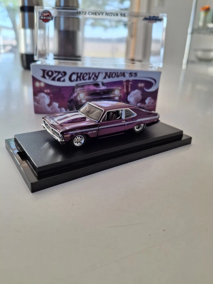 Chevy Nova SS Yenko Spectraflame 1972 exclusivo de Hot Wheels RLC púrpura en mano Foto 4 de 4