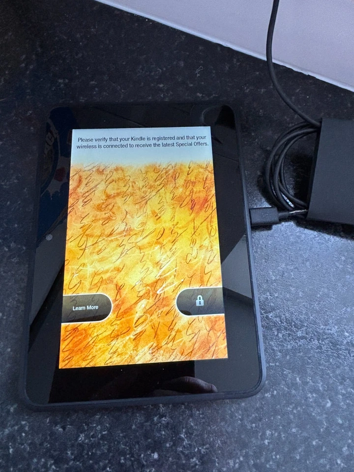 Bundle Black Kindle Fire HD 7" Display Hot Pink Case New Never Used 32 GB Plug - Image 4 of 4