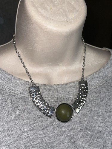 Collar Tribal Babero Martillado Plata Piedra Verde Oliva J CREW NUEVO SIN ETIQUETAS Nuevo 💗239 - Imagen 2 de 3