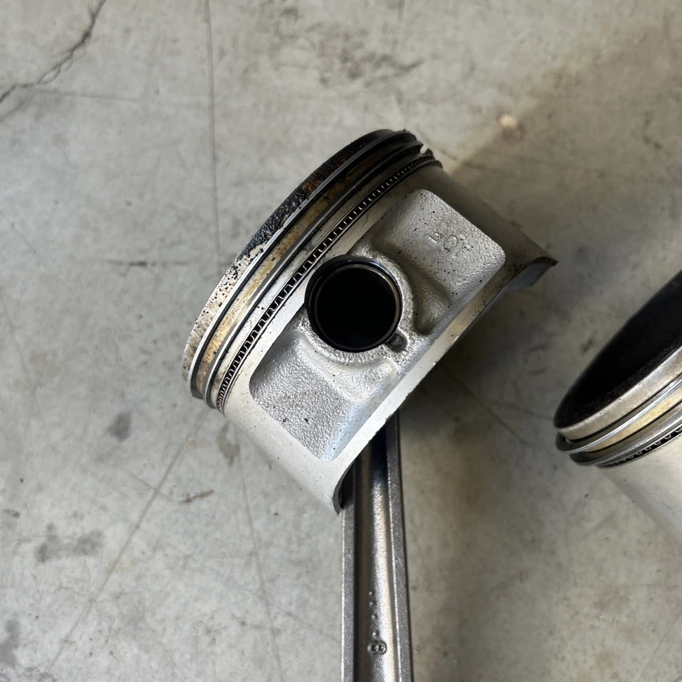 Bielas con pistones delanteros y traseros Suzuki Intruder VL1500 1998-2004 Foto 2 de 4