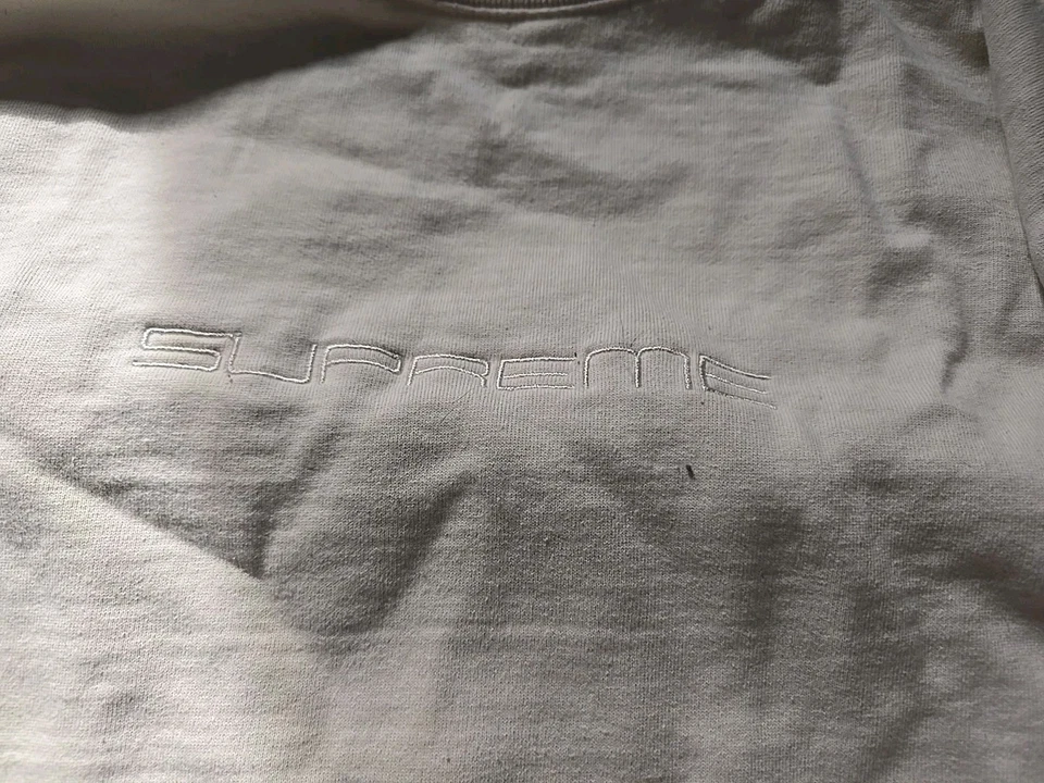 Logotipo Supreme cuello redondo bordado en espalda y mangas Foto 3 de 4