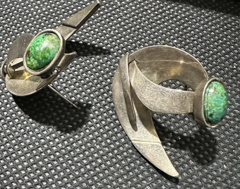 ВИНТАЖНЫЕ СЕРЬГИ БРУТАЛИСТА ИЗ ОКИСЛЕННОГО СЕРЕБРА ВЫСШЕЙ ПРОБЫ С ЗЕЛЕНЫМ КАМНЕМ - Изображение 2 из 4