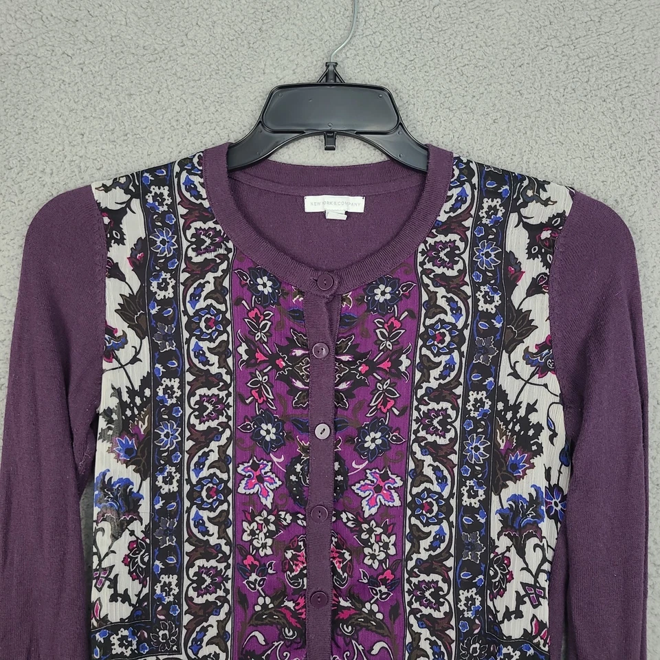 Suéter New York & Company Mujer Talla S Púrpura Transparente Estampado Floral Botón Cárdigan Foto 2 de 4