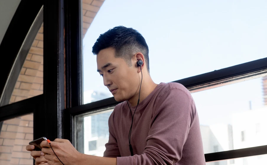 JBL Quantum 50, Auriculares para juegos intrauditivos con cable con control deslizante de volumen y silenciador de micrófono Foto 2 de 4