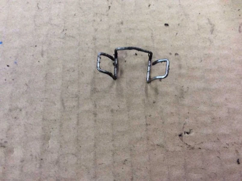 CLIPE RETENTOR DE FIO INJETOR DE COMBUSTÍVEL SERVE 92 93 94 95 MERCEDES BENZ 400E 400SE E420 - Imagem 2 de 3