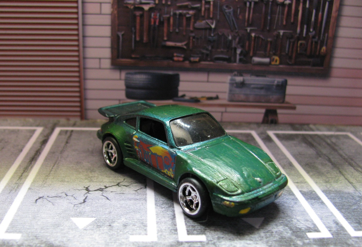 1989 Hot Wheels Porsche 930 Turbo Metallic Green w/Real Riders