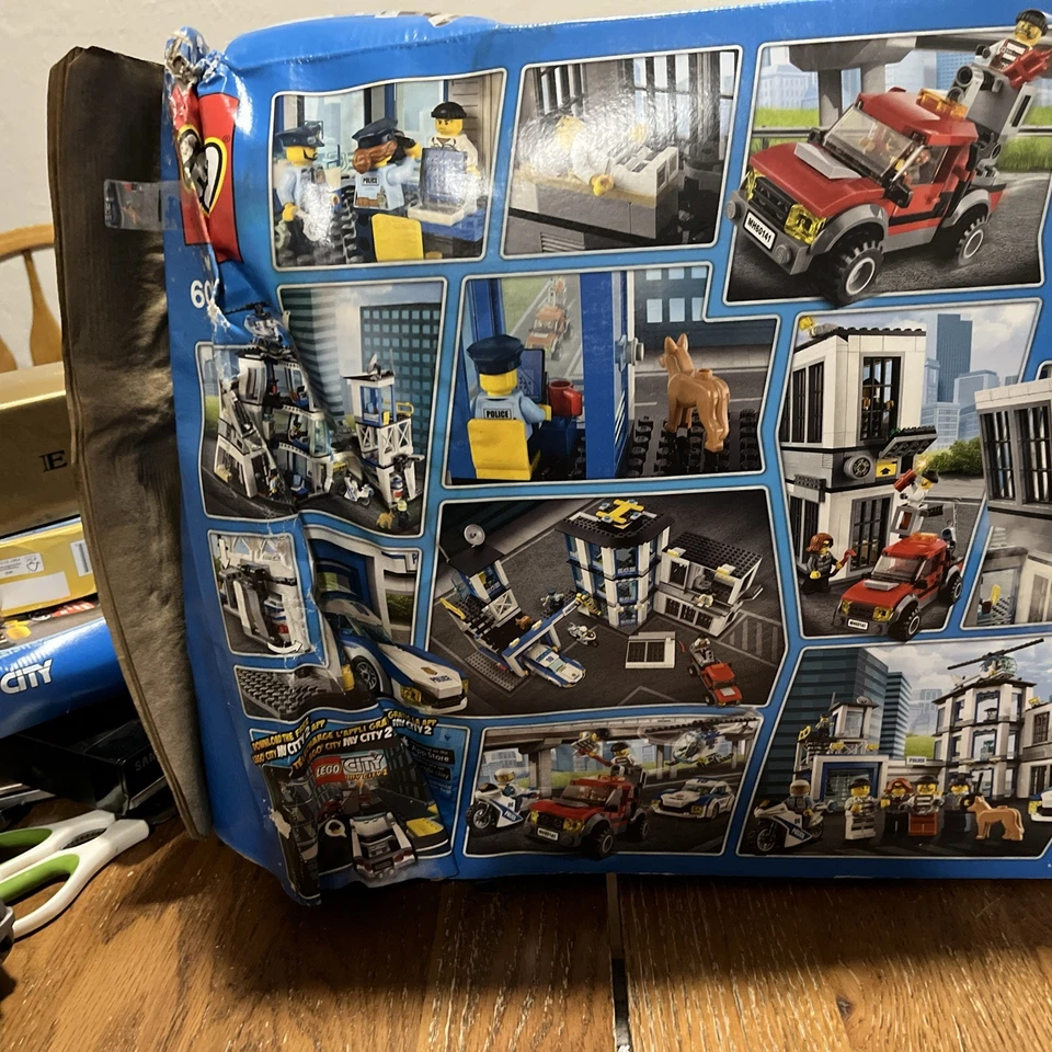 LEGO CITY: Estación de Policía (60141) Caja Abierta Muy Dañada Foto 2 de 4