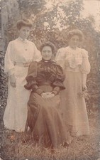 Drei 3 viktorianische Frauen posieren im Garten Vintage Postkarte