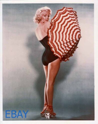 Marilyn Monroe sexy leggy w/umbrella RARE Color Photo - Picture 1 of 1