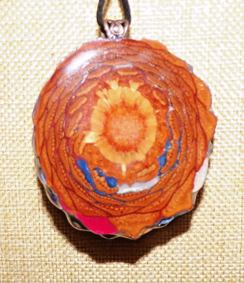 Rojo, Blanco y Azul - Alas de Águila - Colgante Cono de Pino con Piedra de Jaspe Foto 4 de 4