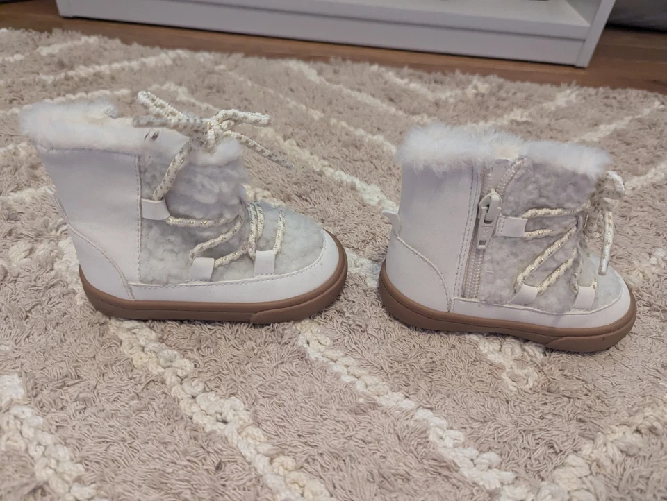 EUC H&M warm lined baby girl boots sz 18/19 2.5-3.5c Cream Gold Accents - Image 2 of 4