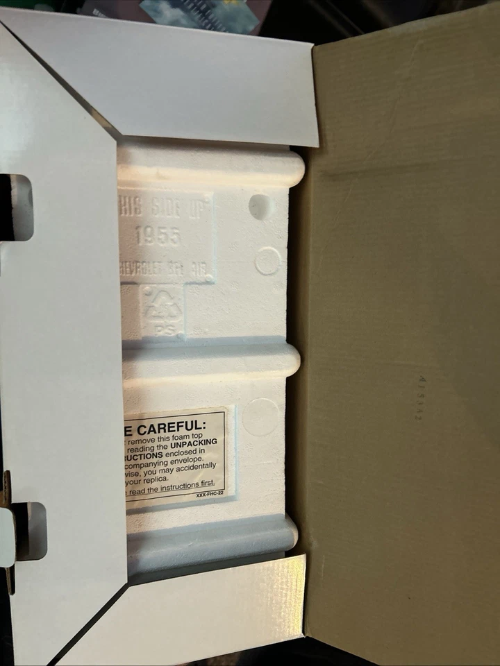 全新带盒 - Danbury Mint 1/16 1955 雪佛兰 BelAir - 带支架 — 第 2/4 张图片