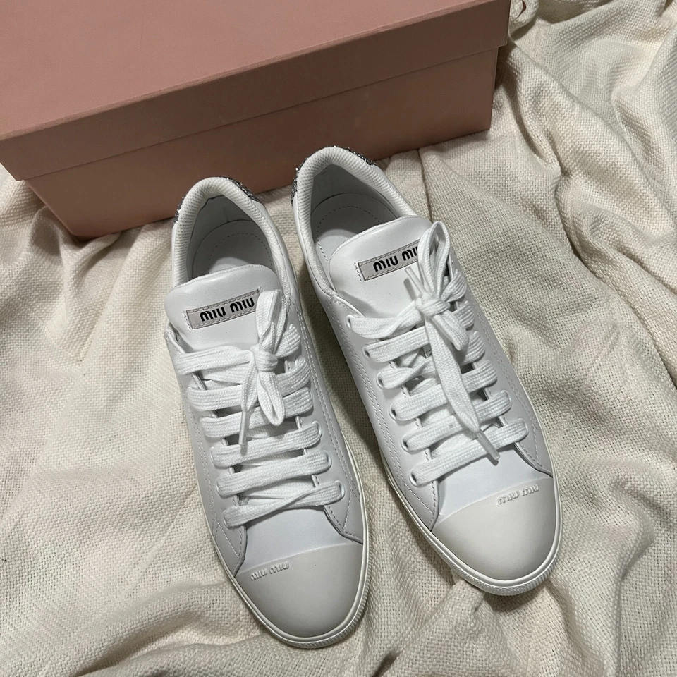 Zapatillas bajas para mujer MIU MIU de cuero blanco plateado brillo trasero 37,5 NUEVAS Foto 3 de 4