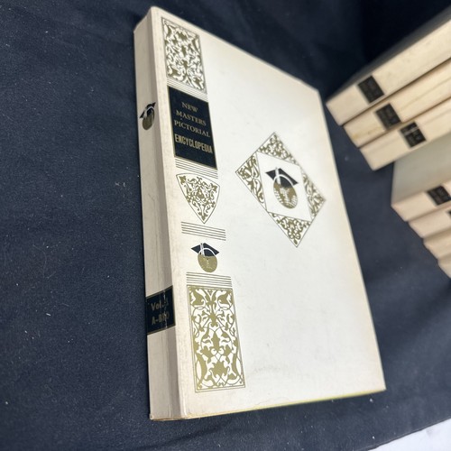 Vintage 1961 Complete Set NEW MASTERS PICTORIAL ENCYCLOPEDIA PAPERBACK 8 Volumes - Picture 2 of 11