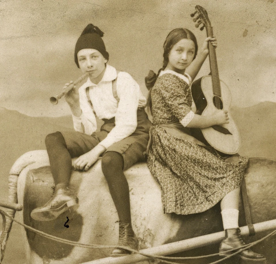 funny family in cow cart, musical instruments, pipe, guitar, unusual, MERAN - Image 4 of 4