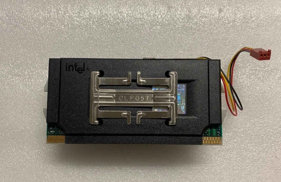 Intel Pentium III 667Mhz 256/133 Slot1 80526PZ667256 SL3KW w/HeatSink & 3pin Fan - Image 3 of 3