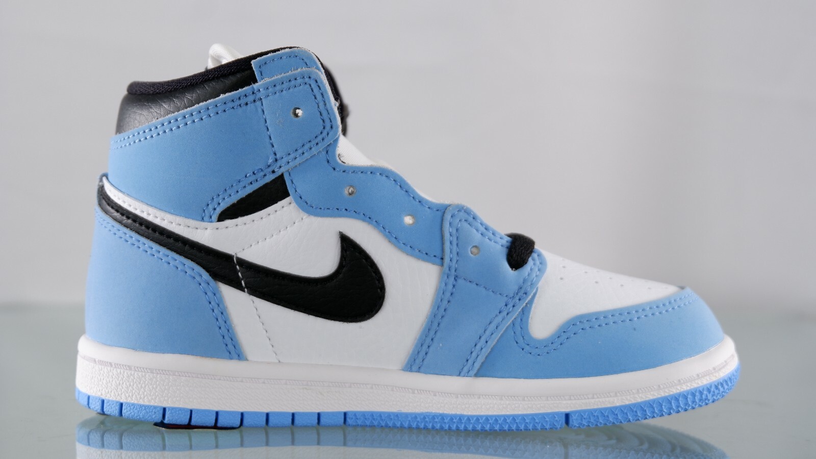 air jordan retro 1 blue and white