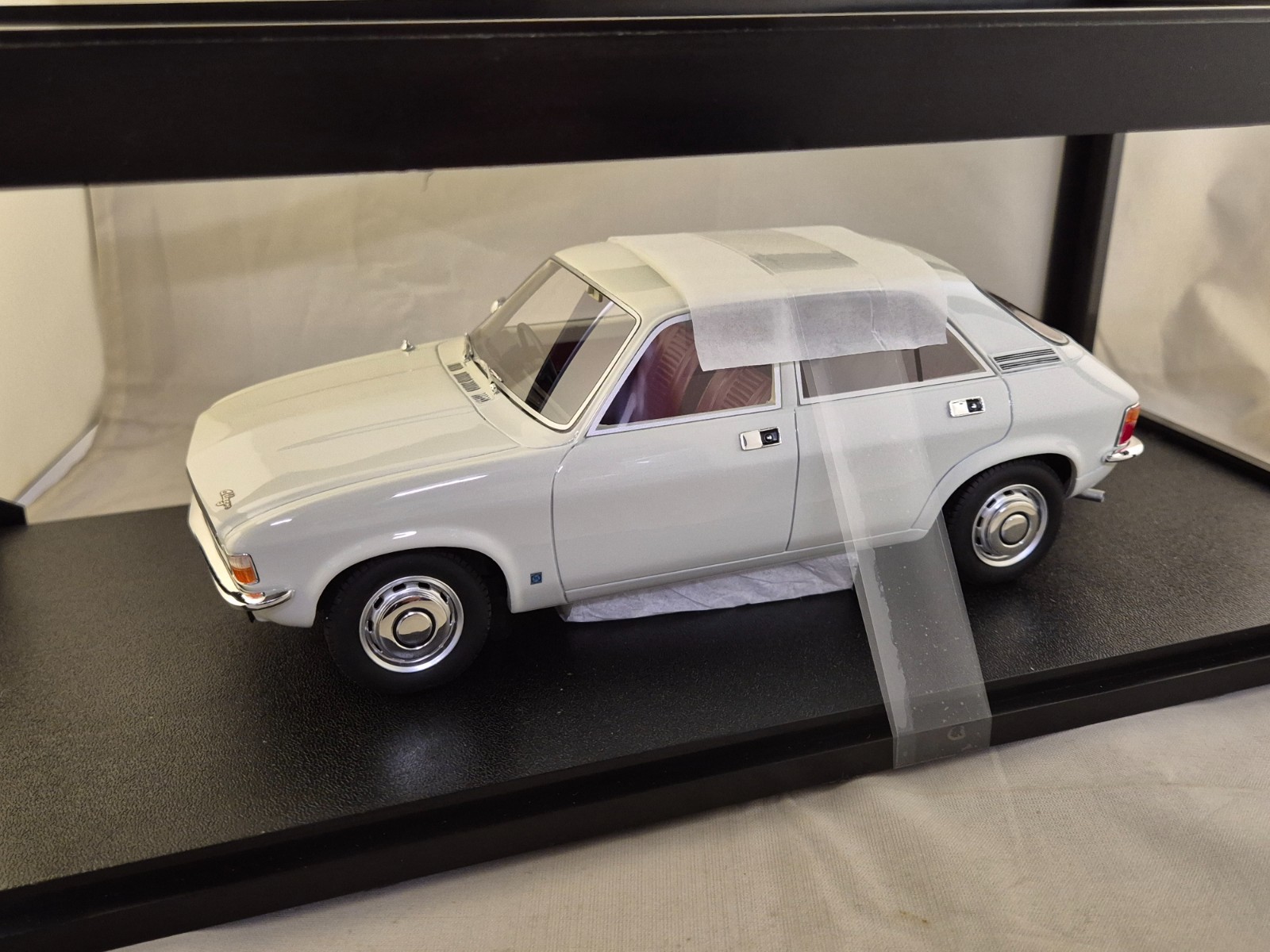 Austin Allegro 1973 Cult Models 1/18 objet déco vintage blanc pour bureau