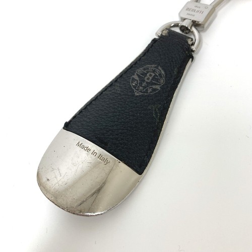 Berluti calligraphy Logo Shoehorn Bag Charm Key Holder Leather / Metal Black - Foto 6 di 13
