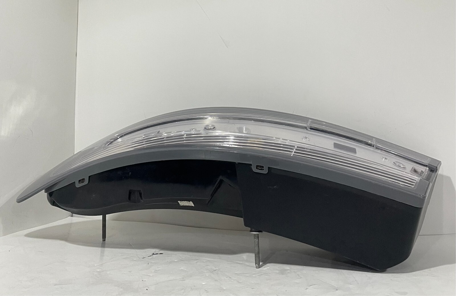 2005-2016 ASTON MARTIN DB9 RIGHT PASSENGER SIDE TAIL LIGHT GRAY 8D3313404-AJ OEM