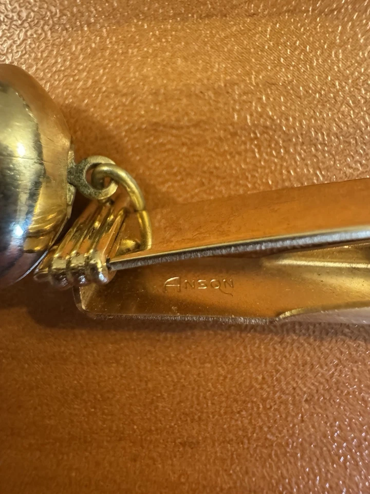 Barra de clip de corbata vintage de fútbol americano en tono dorado Anson para hombre Foto 3 de 4