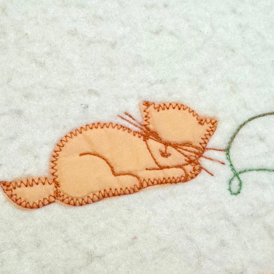 Manta de cuna vintage Chatham blanca y melocotón apliques gatitos satinado usada en excelente estado Foto 3 de 4