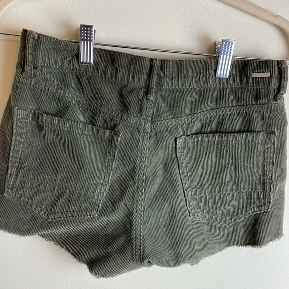 "Pantalones cortos de pana verde Kendall + Kylie 25"" cintura" Foto 2 de 4