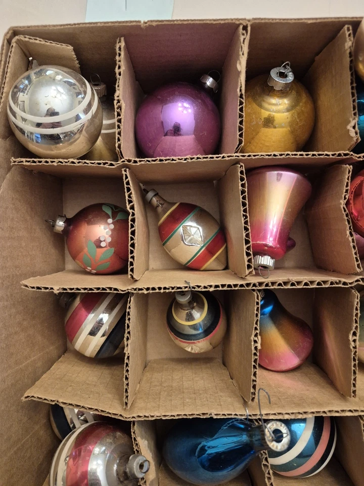 Lote de 60+ adornos navideños vintage brillantes Brite años 50 vidrio mercurio NOEL MCM Foto 2 de 4