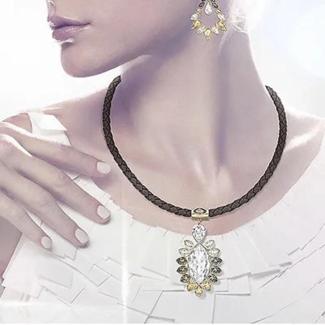 Swarovski Alabaster Pendant Necklace Collar Crystal Jewelry   5037513   Retired