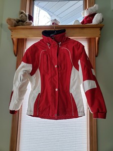 jaqueta vermelha com capuz