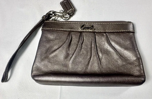 Bracciale Coach in pelle plissettata metallizzata argento.