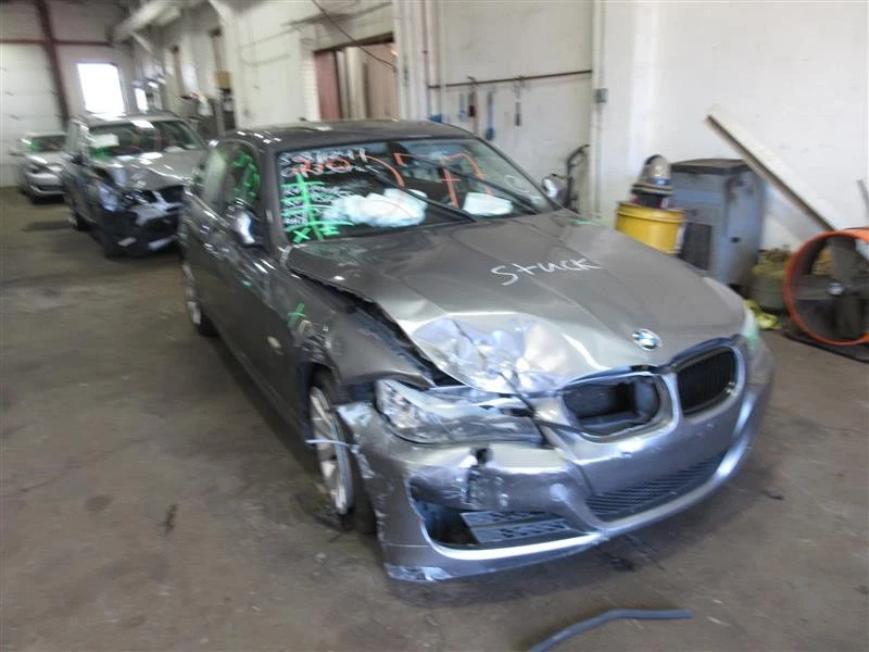 PLASTIC ENGINE COVER BMW 328i 2009 09 1090463 — 第 3/4 张图片