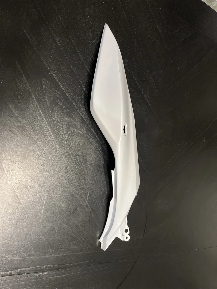 Carenado trasero izquierdo Kawasaki Ninja 400 18-23 blanco OEM: 36041-0037-54X Foto 2 de 3