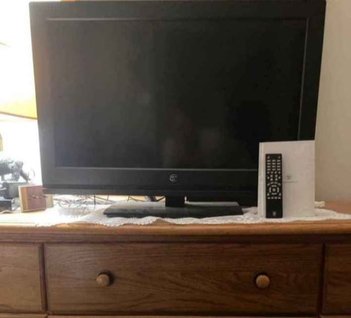 Westinghouse TV 32'inch, Year 2015. Has remote and manual included
