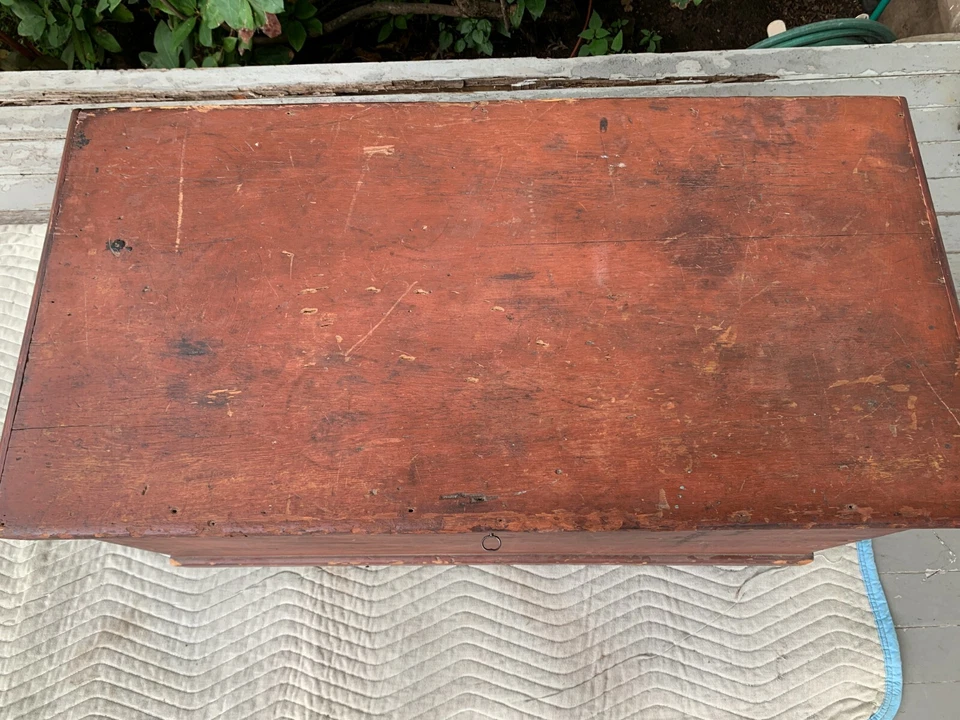 Antiguo cofre manta pintado rojo pino con detalle de paloma, Easton Pennsylvania, c. 1825 Foto 2 de 4