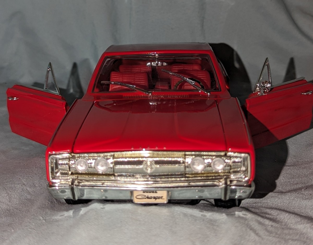 ROAD SIGNATURE 1966 RED DODGE CHARGER 426 HEMI 1:18 DIECAST RARE