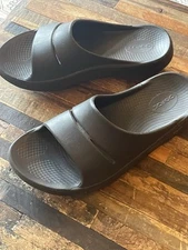 Oofos  Womens Size 9 Men 11 Slip-On  Slides Sandals Black Comfort Recovery