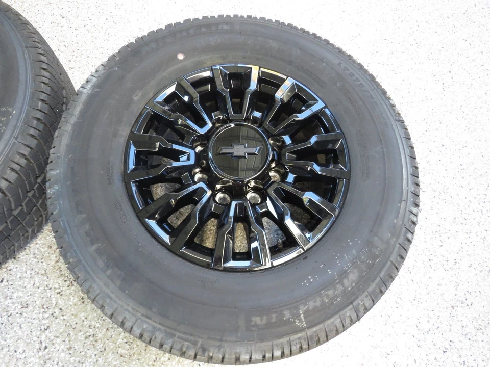 18" CHEVY GMC HD 2500 3500 OEM RODAS DE FÁBRICA PNEUS COM SENSORES PRETO MICHELIN - Imagem 2 de 4