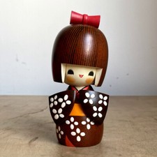 Kokeshi-Holzpuppe 'kosode' mit braunem Kosode-Kimono, ca. 14,5 cm